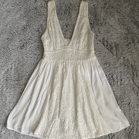IN THE BEGINNING WHITE•LACE•SUNDRESS•DRESS•SHORT DRESS•EMPIRE WAIST•DEEP V•SMALL - Picture 4 of 13